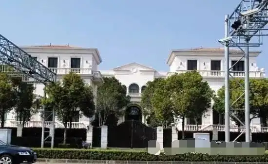 吴京抵押房子拍电影李连杰3亿豪宅荒废7年成保安清洁工乐园