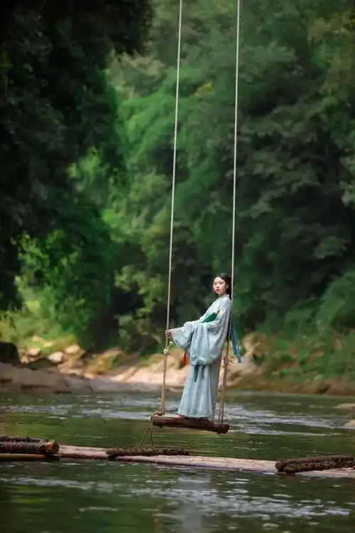 202287青城山溪上秋千古风