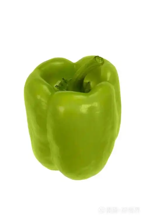 白色背景上分离的绿色甜椒. 视角为45度. 新鲜蔬菜