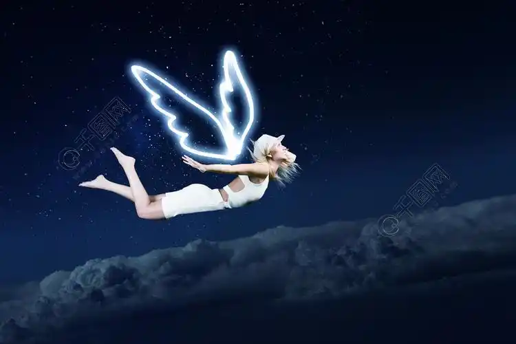 天使女孩飞得很高可爱的小女孩与天使在黑暗的天空背景上绘制的翅膀