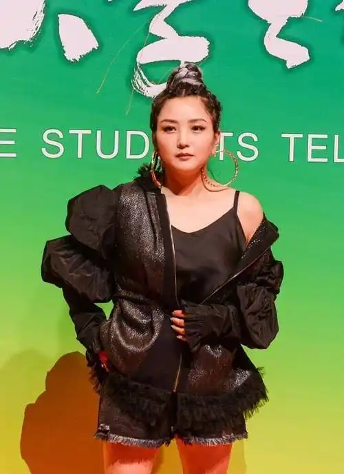 原创何洁这身材真该漂亮了穿上白衬衫有些显胖好在颜值还是很高的