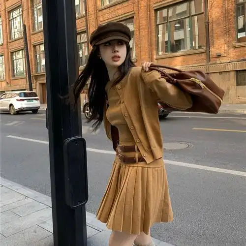 卡其色长袖针织开衫内搭t恤上衣时尚套装女冬季百褶半身裙三件套