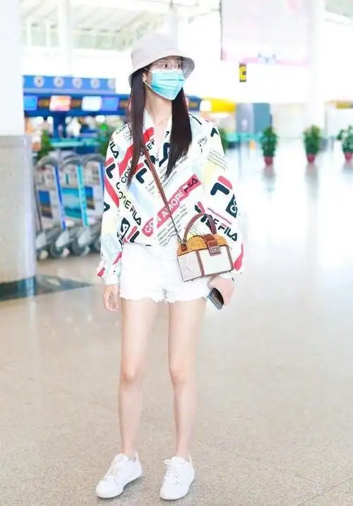 陈都灵的夏季穿搭真好看!印花外套搭配白色牛仔短裤,少女感十足