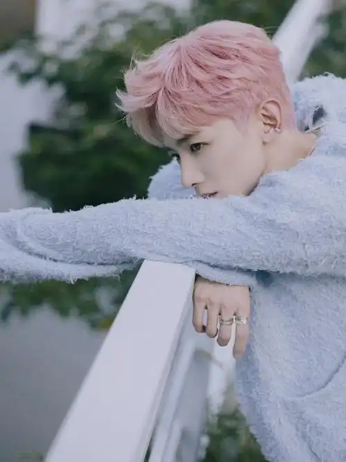 白敬亭粉发也太绝了吧