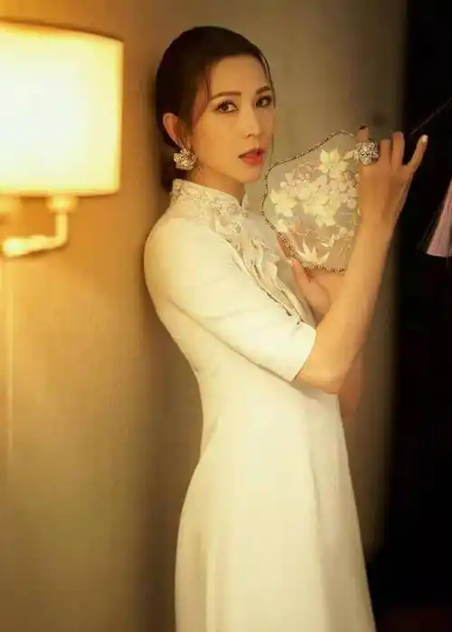 蔡少芬不愧是"港姐"出身,48岁穿旗袍优雅又曼妙,娘娘又惊艳了_时尚