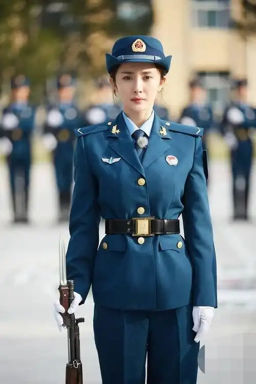 杨幂军装照英姿飒爽,和军哥哥合影,成为最萌身高差