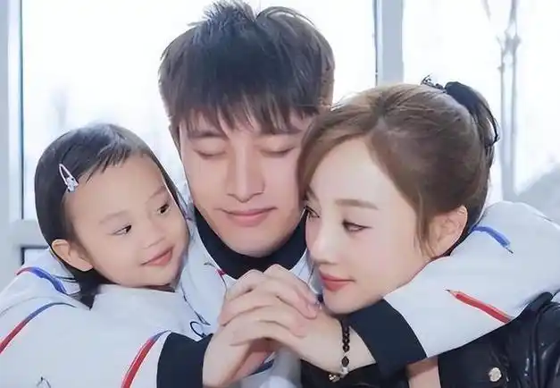 贾乃亮晒与女儿合照庆生被送最好爸爸奖杯心疼女儿甜馨遭网暴