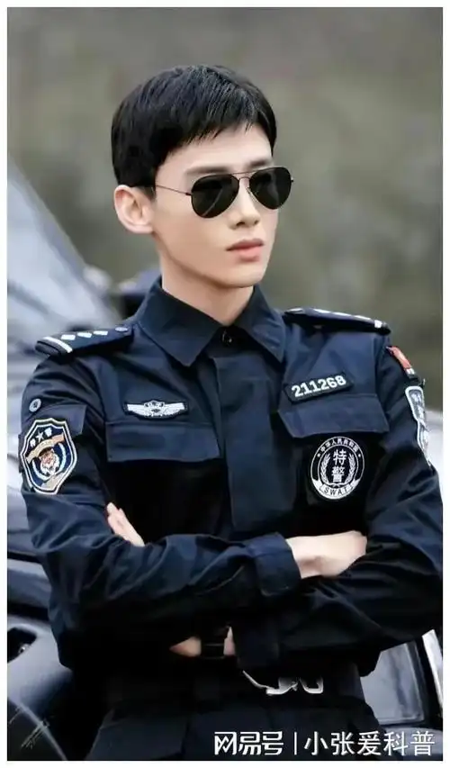 白敬亭制服造型引热议,网友呼吁:请焊在身上别脱!