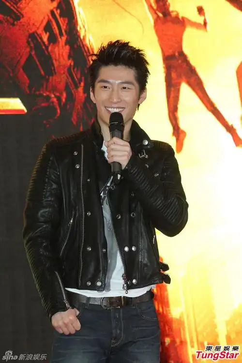 组图:城市游戏窦骁秀臂肌 自曝不介意姐弟恋