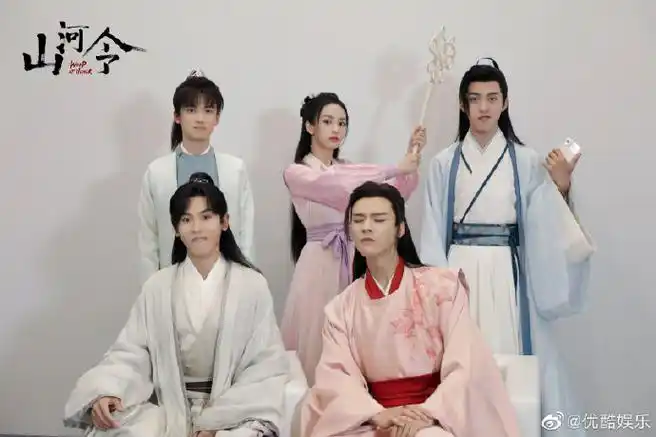 《山河令》主题演唱会独家幕后 主创齐聚拍摄搞怪全家福 94@张哲瀚