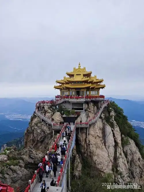 老君山是秦岭余脉八百里伏牛山的主峰,海拔高达2200余米