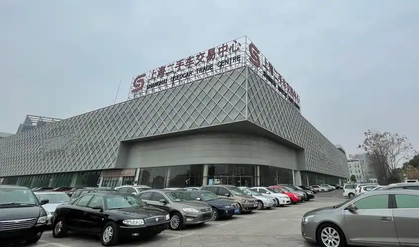 在沈阳站的北面,有个老楼16层的楼下就是,是始发站,倒数两站东北汽配