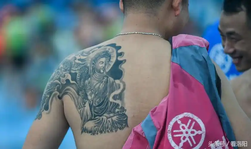实拍洛阳水中"纹身"男,"菩萨""黑龙""关公"霸气侧漏