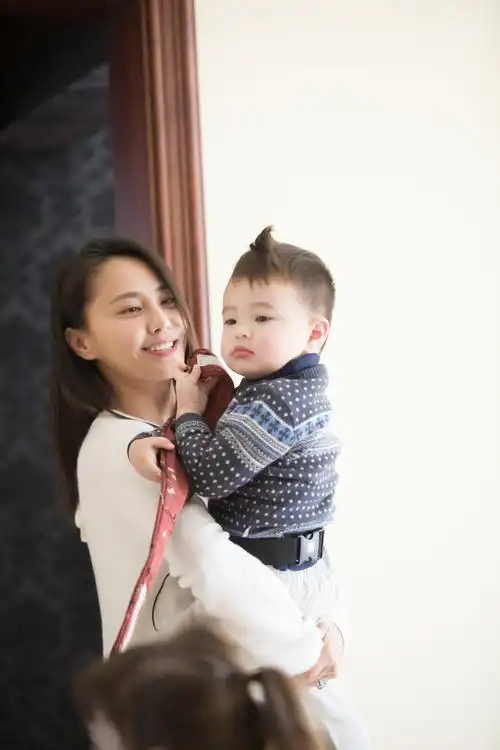 播出后,高点击量的同时马雅舒一家也备受网友的喜爱,女儿米雅和儿子