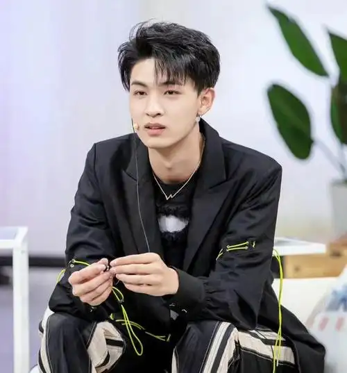 德云社秦霄贤引争议,"拍"不会写用拼音代替,"戏"写错遭吐槽