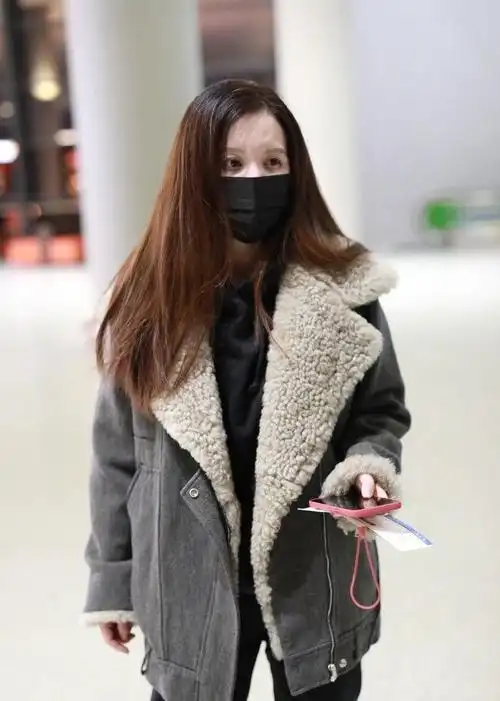 张萌一袭灰色棉袄现身,素颜依旧眼神清澈灵动