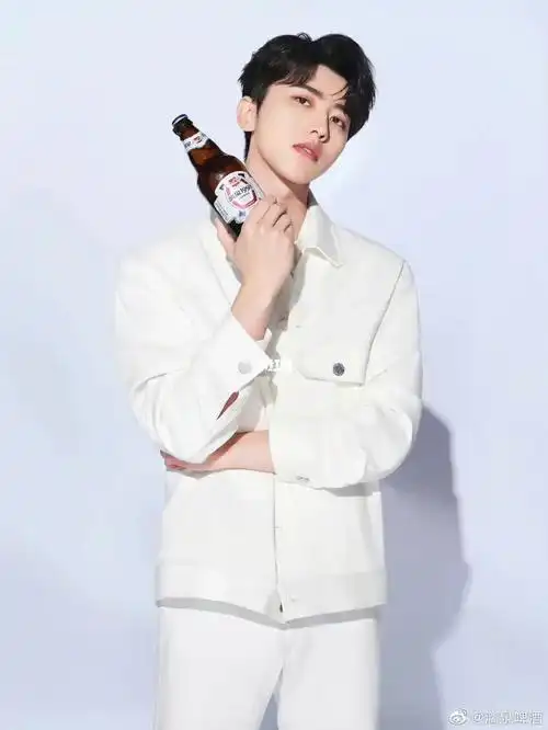 漓泉啤酒  #蔡徐坤  支持代言人蔡徐坤平时不怎么喝酒,寄回去给爸爸