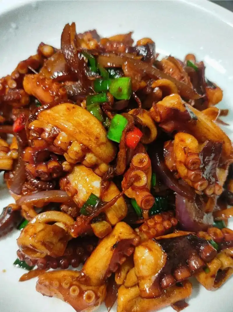 巨巨巨香的爆炒八爪鱼.1,八爪鱼加粗盐反复抓几次,用清水洗去 - 抖音