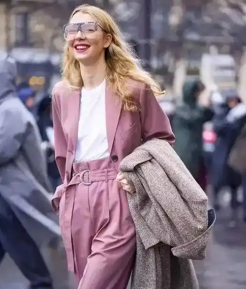 建议皮肤黄黑的女生,可以尝试这样搭配衣物颜色,显白又减龄_肤色_时尚