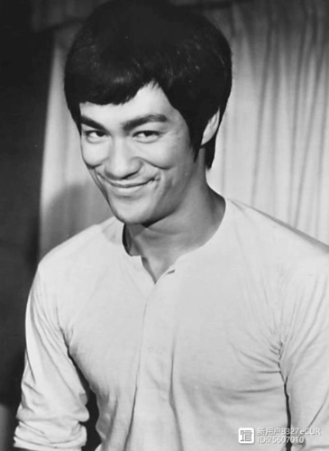 李小龙红色运动衫重现江湖