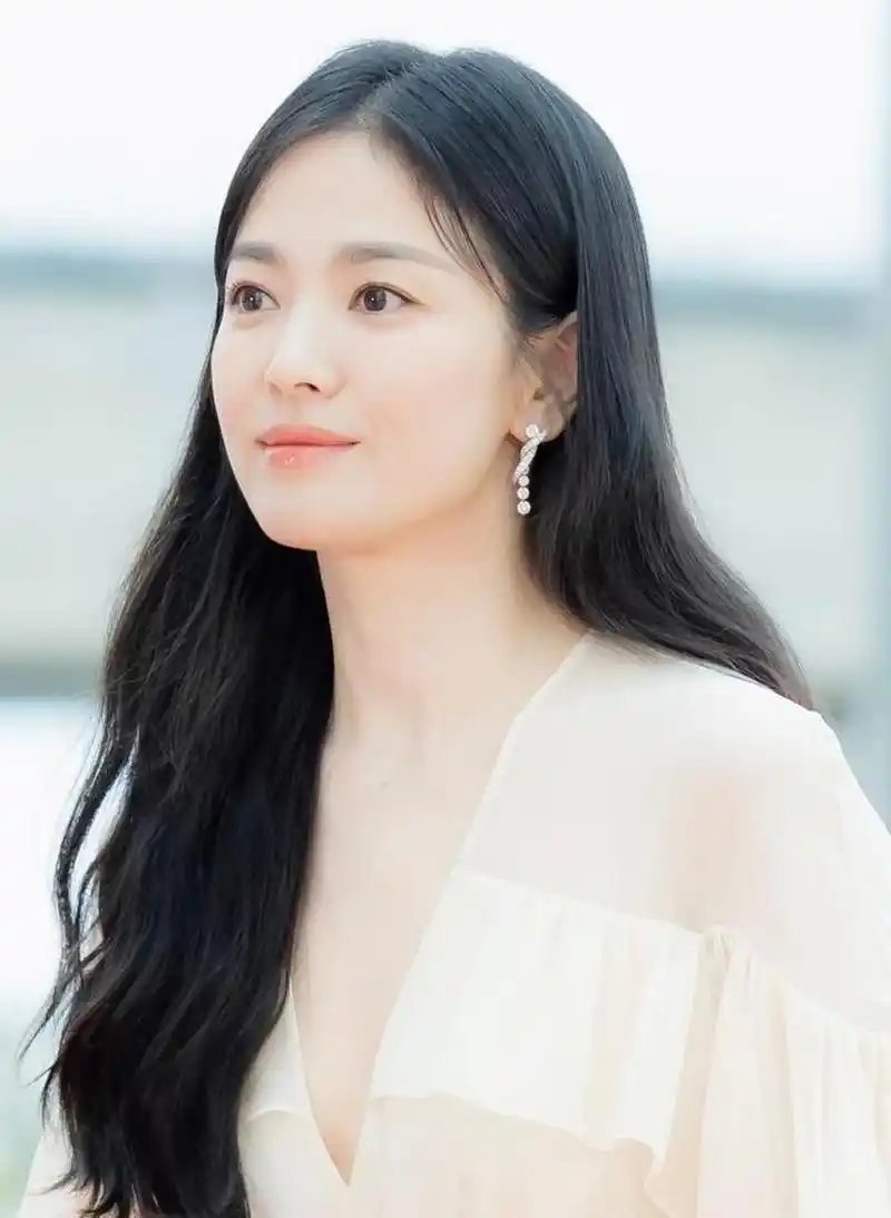 第59届百想艺术大赏宋慧乔的红毯造型,这身米白裙好优雅美丽!