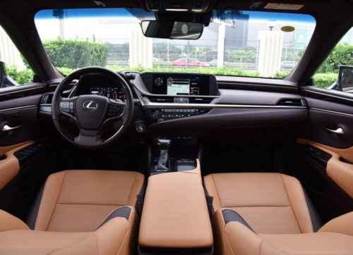 走进车内来看的话,我个人认为雷克萨斯es200在营造内饰的品质感上更胜