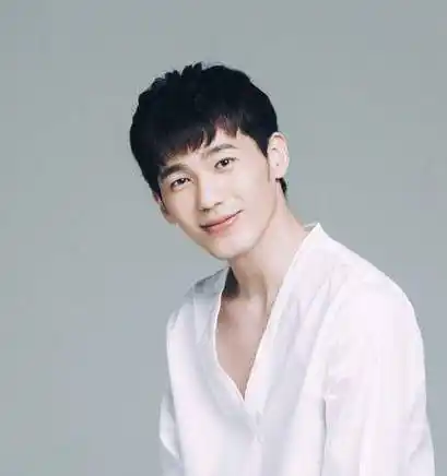 有网友戏称道:白宇是90的年龄,80的脸,70的演技,大家认同么?