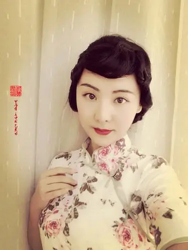 完成的成品图吧,为了这个妆容,特意买了棉麻的旗袍,自己动手做了发型