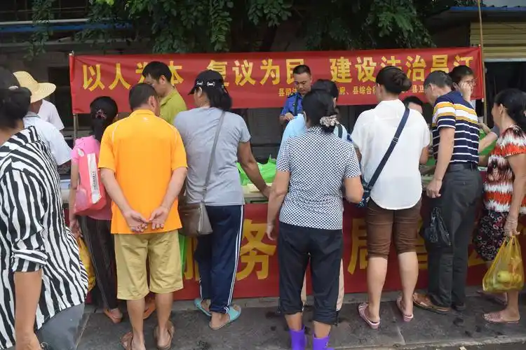 活动现场群众积极领取法治宣传资料