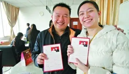 昨日,渝中区婚姻登记处,一对新人刚领到结婚证.