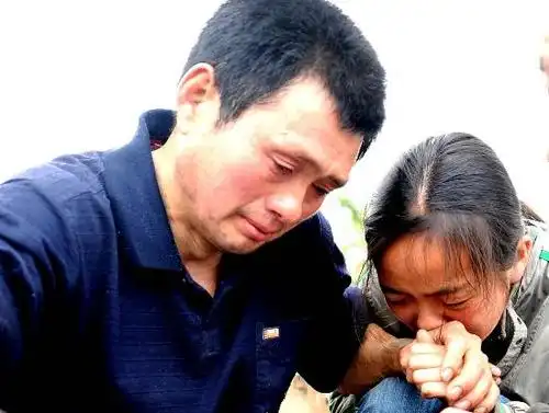 图文父女二人因失去亲人痛哭