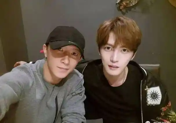 没想到有生之年还能看到他两合体!_韩庚_金在中_金希澈