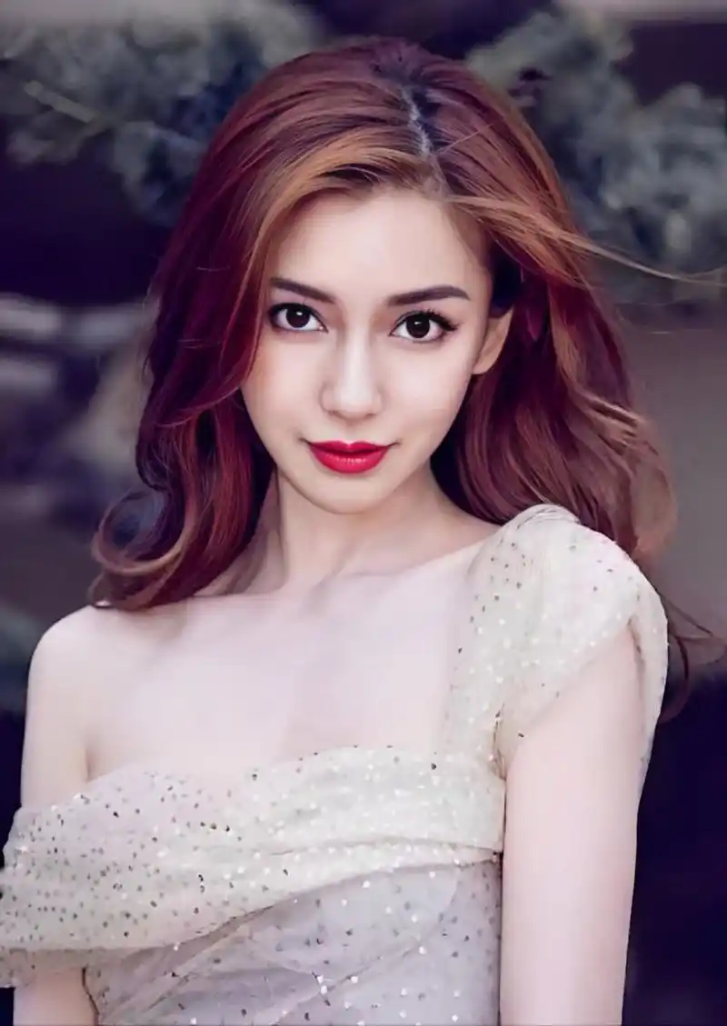 第一,张柏芝,她的脸和五官都非常完美,穿任何衣服都是那么的清纯可爱