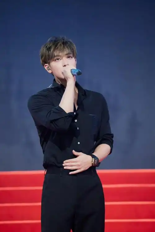 和商务负责人ceo(原黄子韬经纪人)发布声明称黄子韬公司"龙韬娱乐"