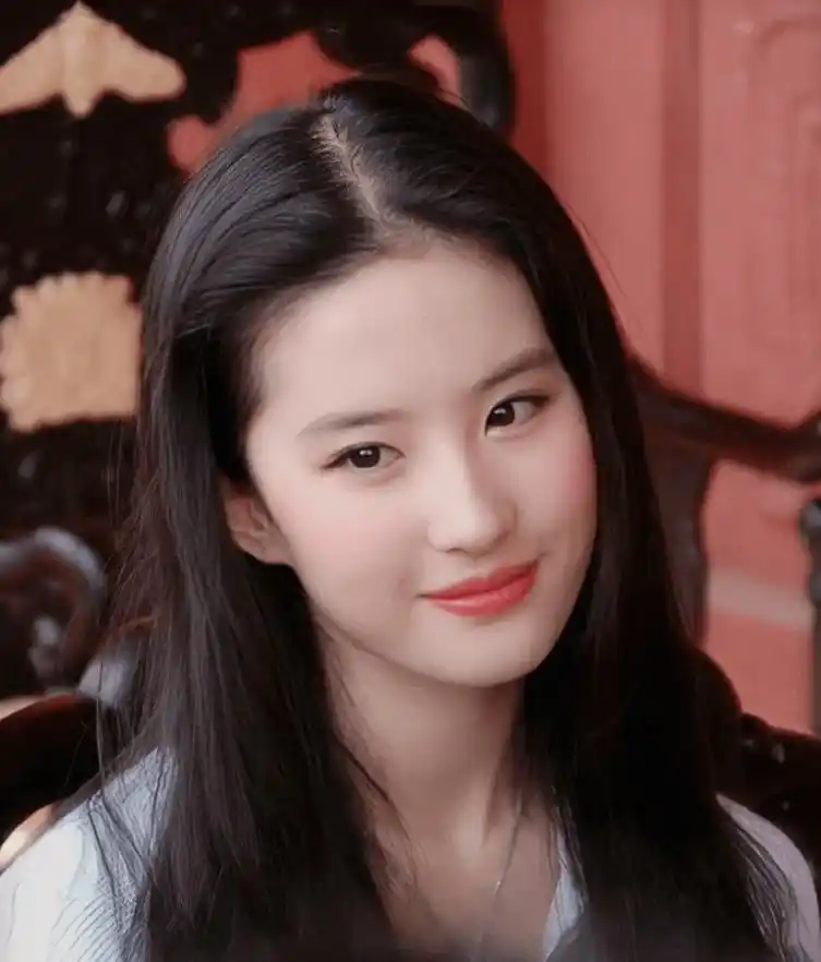 刘亦菲泰国行程知情人士解密,脸垮传闻一一打脸!_演艺_巅峰_传言