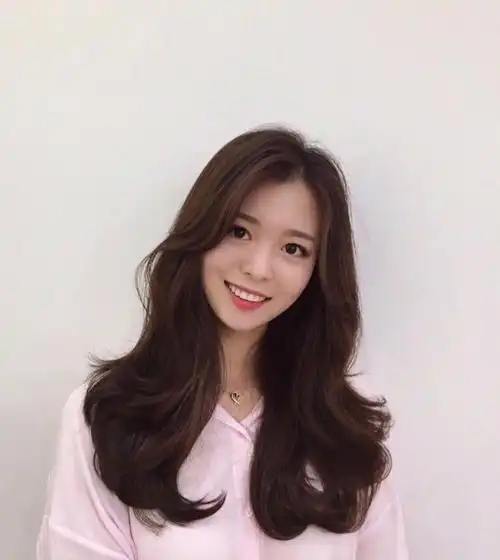 中长发烫染系列百看不厌的韩式大卷搭配气质感暖棕色发色,超温柔的