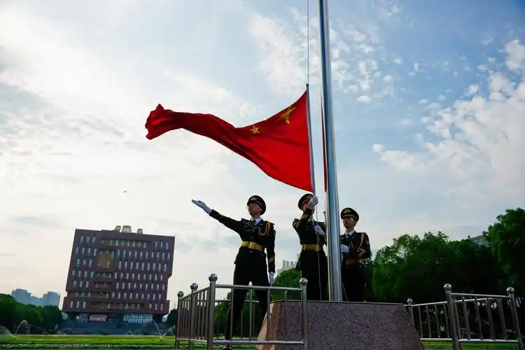 不忘初心青春护旗原北京国旗护卫队战士受聘为我校国旗护卫队校外指导