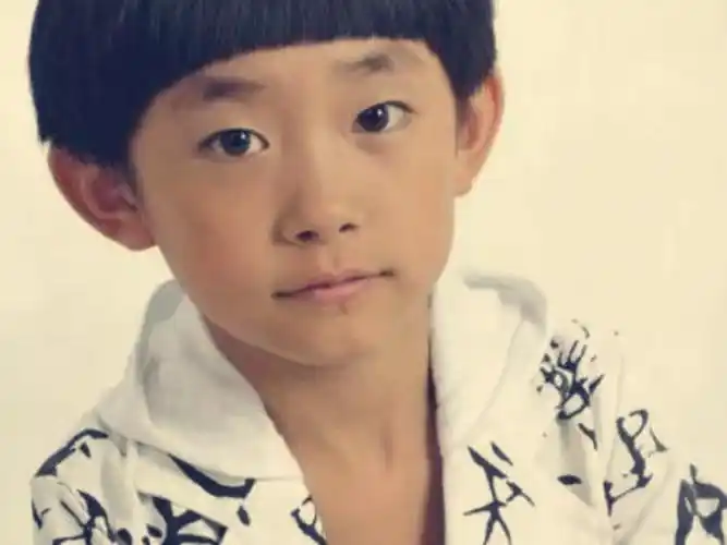 易烊千玺才是真的"被时光整容"!早期童年照片曝光,时代俊峰眼光真好!