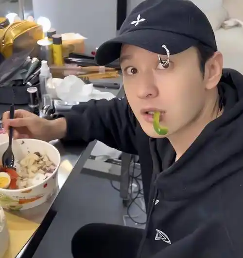 在黄晓明工作室晒太阳的老板庆生视频中,黄晓明没做什么大事.