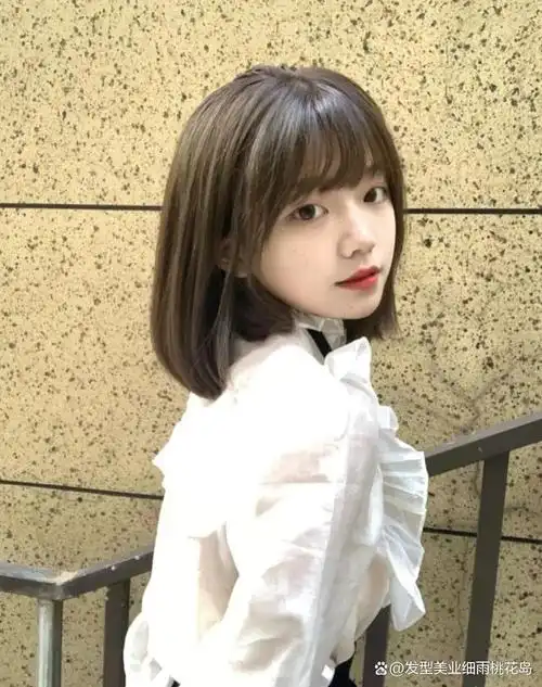 适合鹅蛋脸小圆脸的女生,也适合长脸的女生,瞬间脸型小一大圈