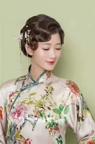 波纹气质盘发 清新花鸟旗袍造型
