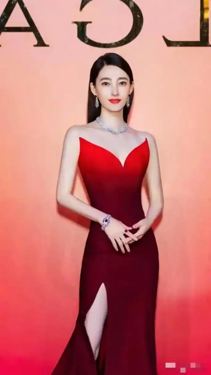 王丽坤深v礼服写真,展示完美身材.#娱乐最前沿