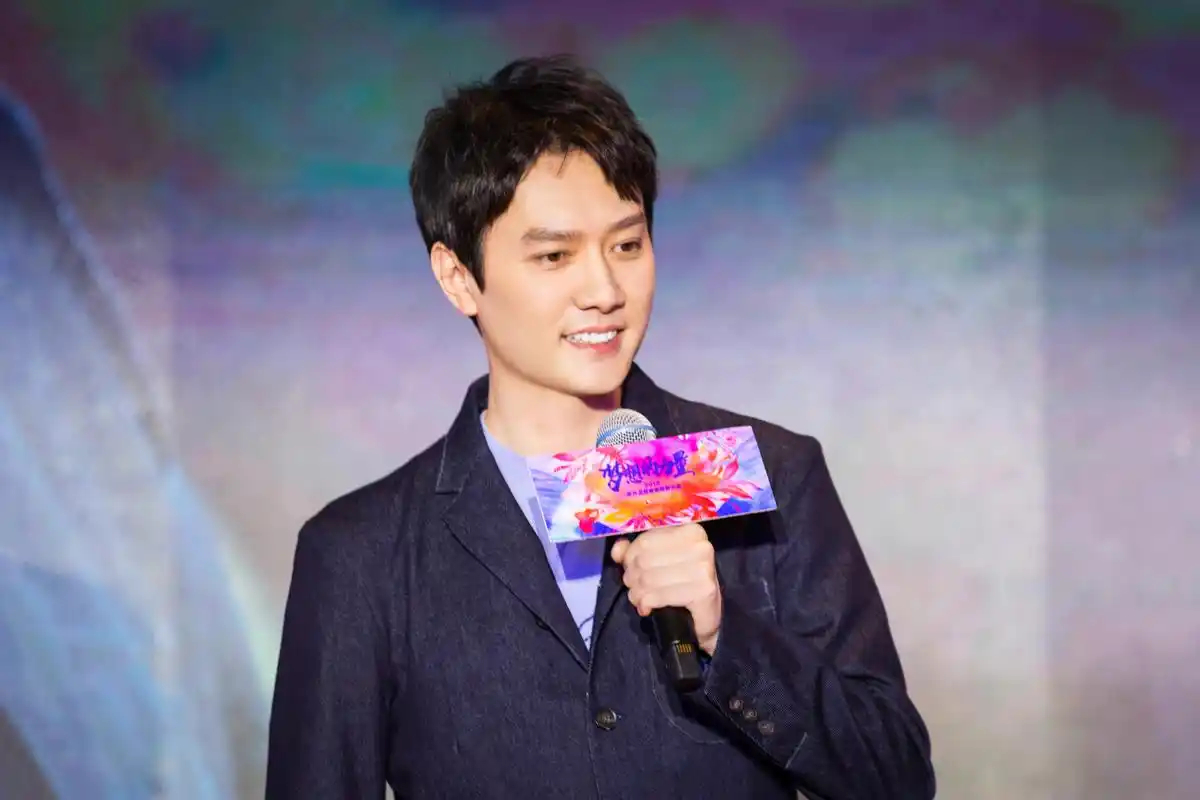 冯绍峰出席今日2019东方卫视春季赏新大会!  建国70周年献礼剧集!