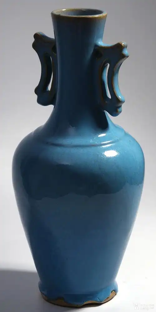 瓷器 民国 二十世纪 宜钧天蓝釉双耳瓶  拍品描述