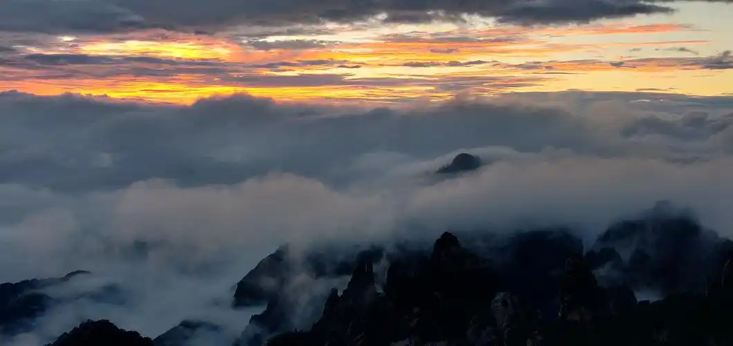 黄山:日落霞光照云海