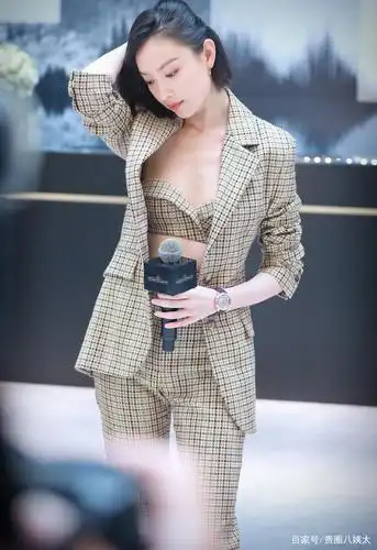 倪妮短发现身打扮火辣,抹胸外穿好性感,生图如大片又御又撩