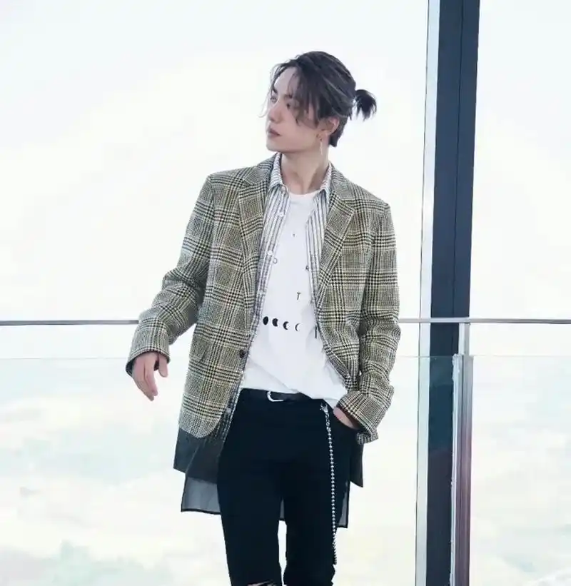 王一博扎个小啾啾很撩人心动啊,精致的侧脸配上这个小揪揪显得十分