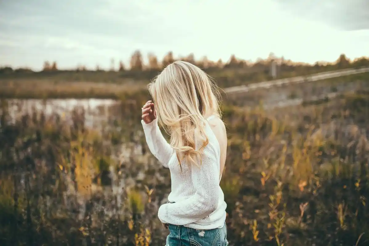 人物美女金发长发自然风景womenblondelonghairlandscape壁纸图片