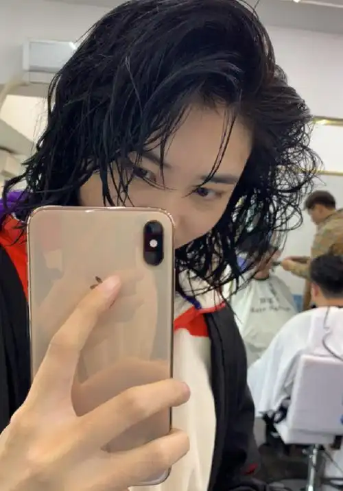 继买上万电脑后,张大仙妹妹手机也被扒出?网友:这谁敢惹得起!