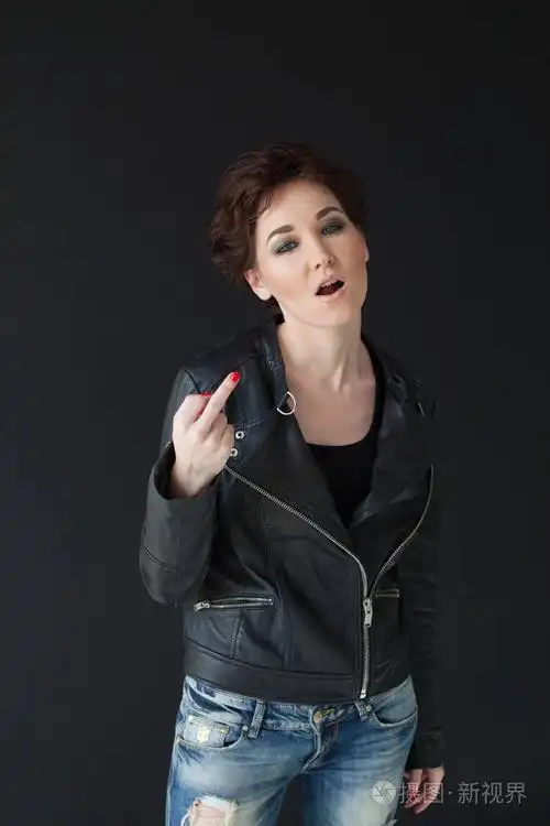 女孩在花式皮夹克显示中指